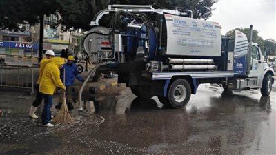 رئيس مياه القناة: التدريب الجيد سبب السيطرة على تجمعات الأمطار (صور)