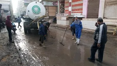 تواصل أعمال كسح تجمعات مياه الأمطار بالشوارع والميادين في الدقهلية