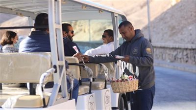 ورود وموسيقى وسيارات كهربائية.. هكذا استقبلت الأقصر السائحين ببداية 2022 (صور)