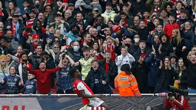 أرسنال ينهي الشوط الأول متقدمًا على مانشستر سيتي بقذيفة ساكا