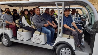 لأول مرة.. تشغيل سيارات كهربائية لنقل الزائرين بالمناطق الأثرية بالأقصر (صور) 
