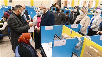 إجراء الاختبارات الإلكترونية لطلاب جامعة المنصورة (صور) 