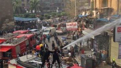 خبراء الأدلة الجنائية يعاينون موقع حريق هائل بمحل عطارة شهير بالعتبة