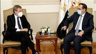 وزير البترول يبحث مع إيطاليا تعزيز التعاون المشترك في قطاع النفط والغاز