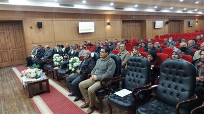 محافظ بورسعيد يعقد اجتماعا لمتابعة سير العمل بعدة مديريات