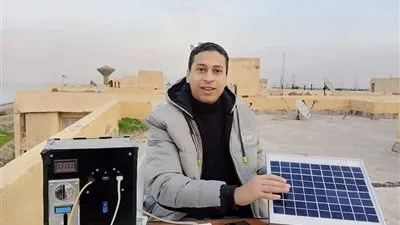 طالب يخترع جهازا لشحن الهواتف بالشوارع عبر الطاقة الشمسية بالإسكندرية (صور)