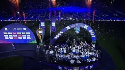 الهلال يرفع كأس السوبر السعودي