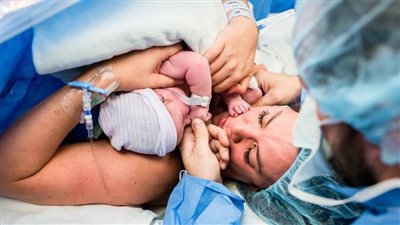 طبيب نساء يكشف السبب الحقيقي لارتفاع نسبة الولادة القيصرية بمصر (فيديو)