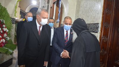 محافظ القليوبية يقدم التهنئة للأقباط بمناسبة عيد الميلاد المجيد (صور)