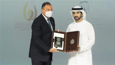 الخطيب يتسلم جائزة محمد بن راشد للإبداع الرياضي الخاصة بالنادي الأهلي