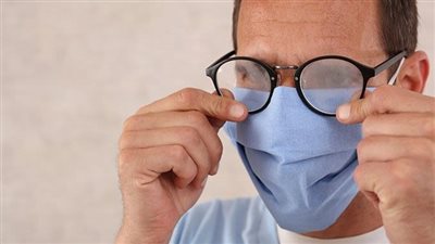 طبيب عيون يحذر المواطنين بسبب حالة الطقس