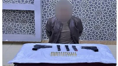 ضبط عنصر شديد الخطورة بحوزته أسلحة نارية وذخائر دون ترخيص بالقاهرة