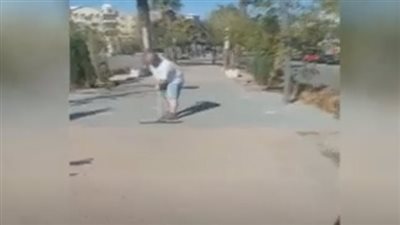 شاهد.. سائح سويسري ينظف شوارع الغردقة