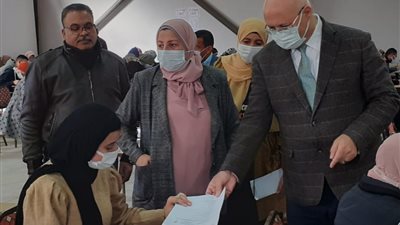 رئيس جامعة بنها يتفقد سير الامتحانات بالكليات