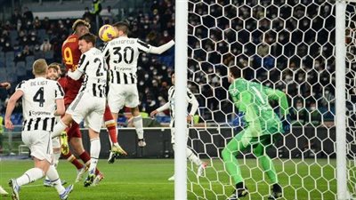 يوفنتوس يقلب الطاولة ويفوز على روما برباعية في قمة الدوري الإيطالي