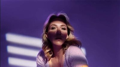 بعد إثارتها الجدل بالأهرامات.. آمون ستار تصور كليب جديد في قصر شامبليون