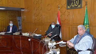 محافظ الإسماعيلية يستعرض الموقف التنفيذي للخطة الاستثمارية 