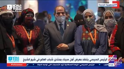 شاهد.. السيسي مازحًا لأحد المشاركات بمعرض أهل سيناء: 