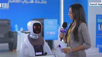 مفاجأة.. ردود غير متوقعة للروبوت إيمي بمنتدى شباب العالم (فيديو) 
