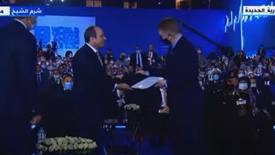 السيسي يتسلم شهادة اعتماد الأكاديمية الوطنية للتدريب