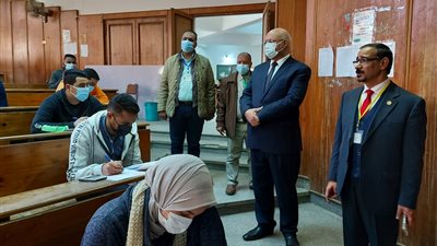رئيس جامعة بنها يؤكد انتظام سير الامتحانات وتوفير سبل الراحة للطلاب
