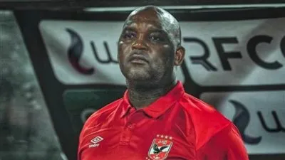 موسيماني يحاضر لاعبي الأهلي استعدادا لمواجهة الإسماعيلي