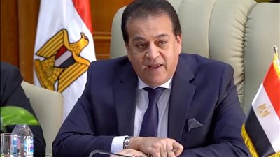 وزير التعليم العالي يكشف تفاصيل مباراته أمام بطل الإسكواش رامي عاشور
