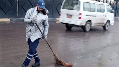حي العجمي يتابع أعمال النظافة وكسح مياه الأمطار (صور)