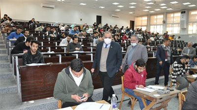 رئيس جامعة حلوان يتفقد امتحانات الفصل الدراسي الأول 
