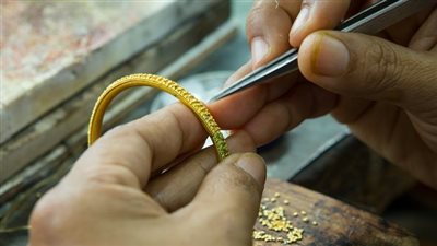 التموين تكشف مصير الذهب القديم بعد إعلان إلغاء الدمغة التقليدية (فيديو)