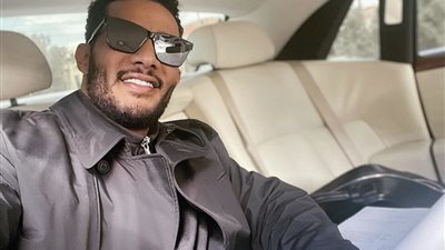 محمد رمضان من داخل سيارته: في طريقي لتصوير 