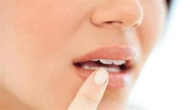 ما سبب الشعور بالتنميل في الشفايف؟.. أستاذ جراحة الوجه يُجيب (فيديو) 