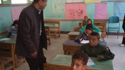 طلاب الصف الرابع الابتدائي ينتهون من امتحان الفصل الأول بسوهاج