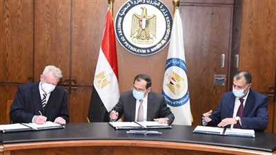  البترول توقع اتفاقيتين جديدتين للبحث عن البترول في الصحراء الشرقية والغربية 