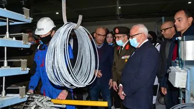 محافظ بورسعيد يتفقد مصنع لإطارات السيارات وأحد مصانع إنتاج الطوب