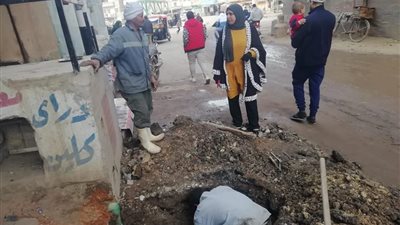 إصلاح عطل في خط المياه الرئيسي بشبين القناطر (صور)