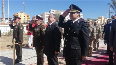 بمناسبة العيد القومي.. محافظ البحر الأحمر يضع إكليل زهور على النصب التذكاري 