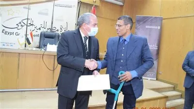 أثناء تكريمه مكاتب الخدمة.. وزير التموين: قياس مستوى الأداء لتحسين آليات العمل 