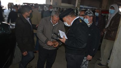 محافظ القليوبية يتابع التزام السائقين والركاب بارتداء الكمامات بالمواقف (صور)