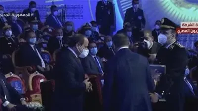 وزير الداخلية يقدم هدية تذكارية لـ 