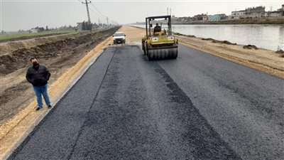 استمرار أعمال رصف وتطوير طريق 