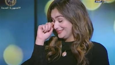 إعلامية تبكي على الهواء.. زوجها نشر لها صور على مواقع فاضحة (فيديو)