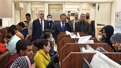 رئيس الجامعة يتابع سير الامتحانات الإلكترونية لطلاب حاسبات الأقصر