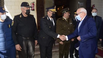 محافظ بورسعيد يضع إكليلا من الزهور على النصب التذكارى لشهداء الشرطة