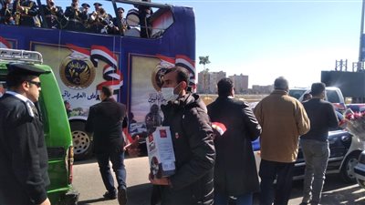 بالورود والحلوى.. القيادات الشرطية تحتفل بالعيد الـ 70 في شوارع سوهاج 
