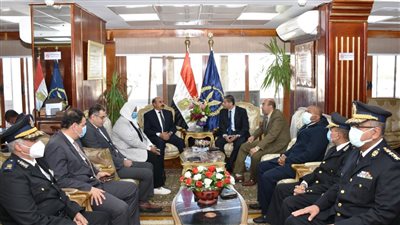 زيارة محافظ أسوان لمدير الامن لتهنئته بعيد الشرطة الـ 70.. 