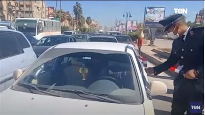 ضباط الشرطة يوزعون الورود والحلوى على المواطنين بكفر الشيخ (فيديو)