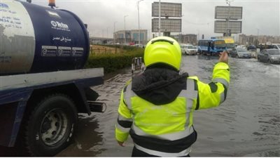 رجال الشرطة يواصلون جهودهم فى مساعدة المواطنين لمواجهة تداعيات الطقس السيئ