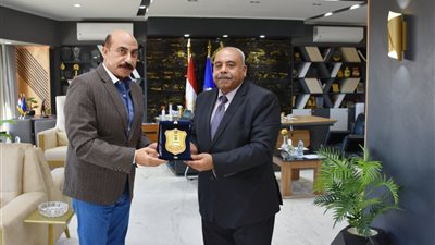 محافظ أسوان يكرم مدير مديرية التضامن الاجتماعى السابق