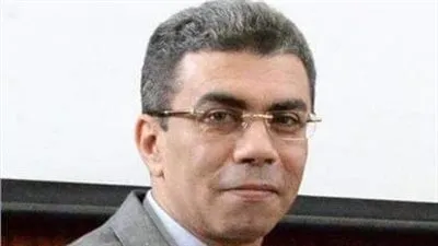 بكلمات مؤثرة.. نقيب الصحفيين ينعي ياسر رزق: رحلت وأنا خارج البلاد وحرمتني من وداعك